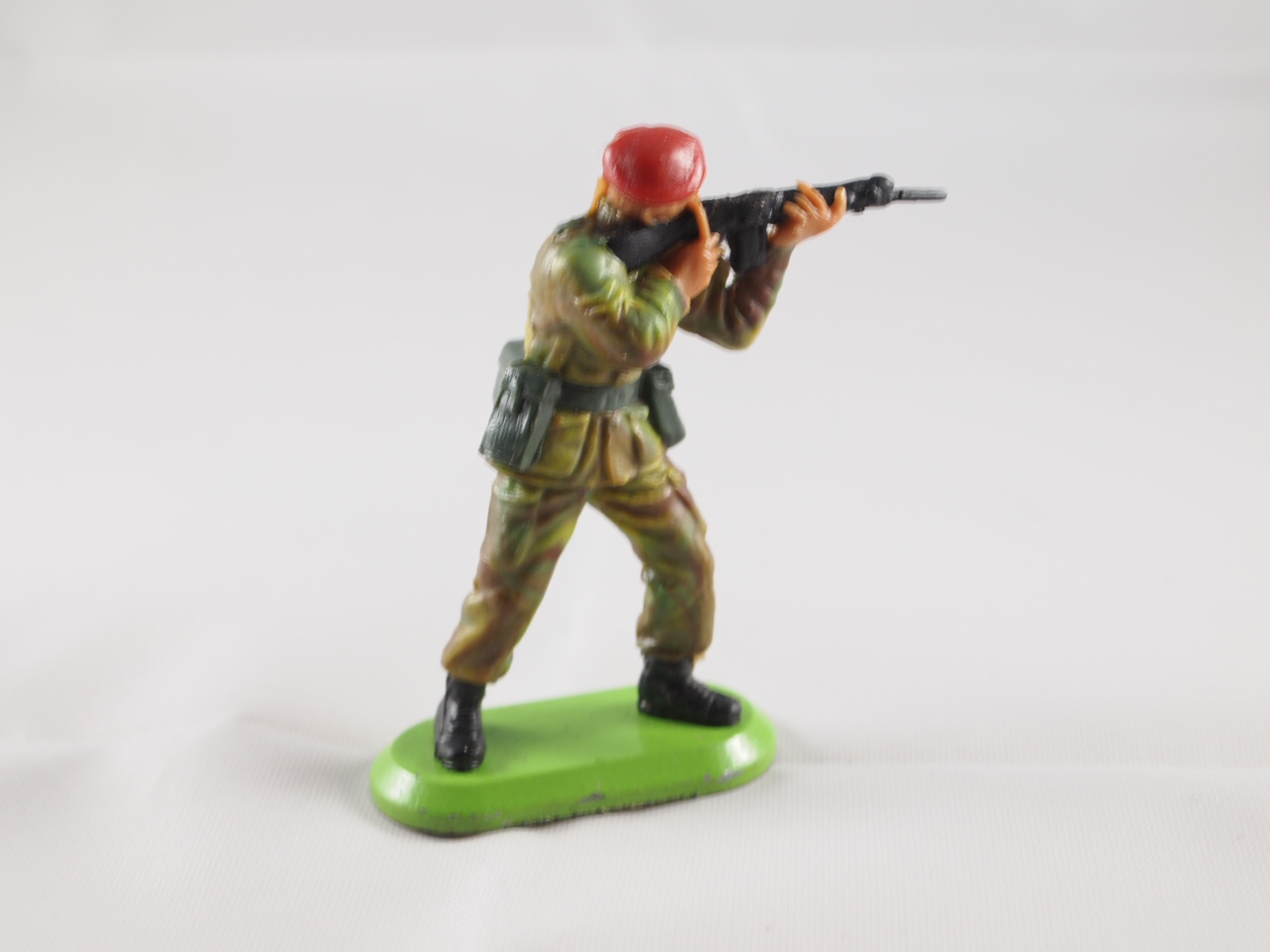 Britains - Super Deetail - Red Beret Paratrooper - Firing Rifle