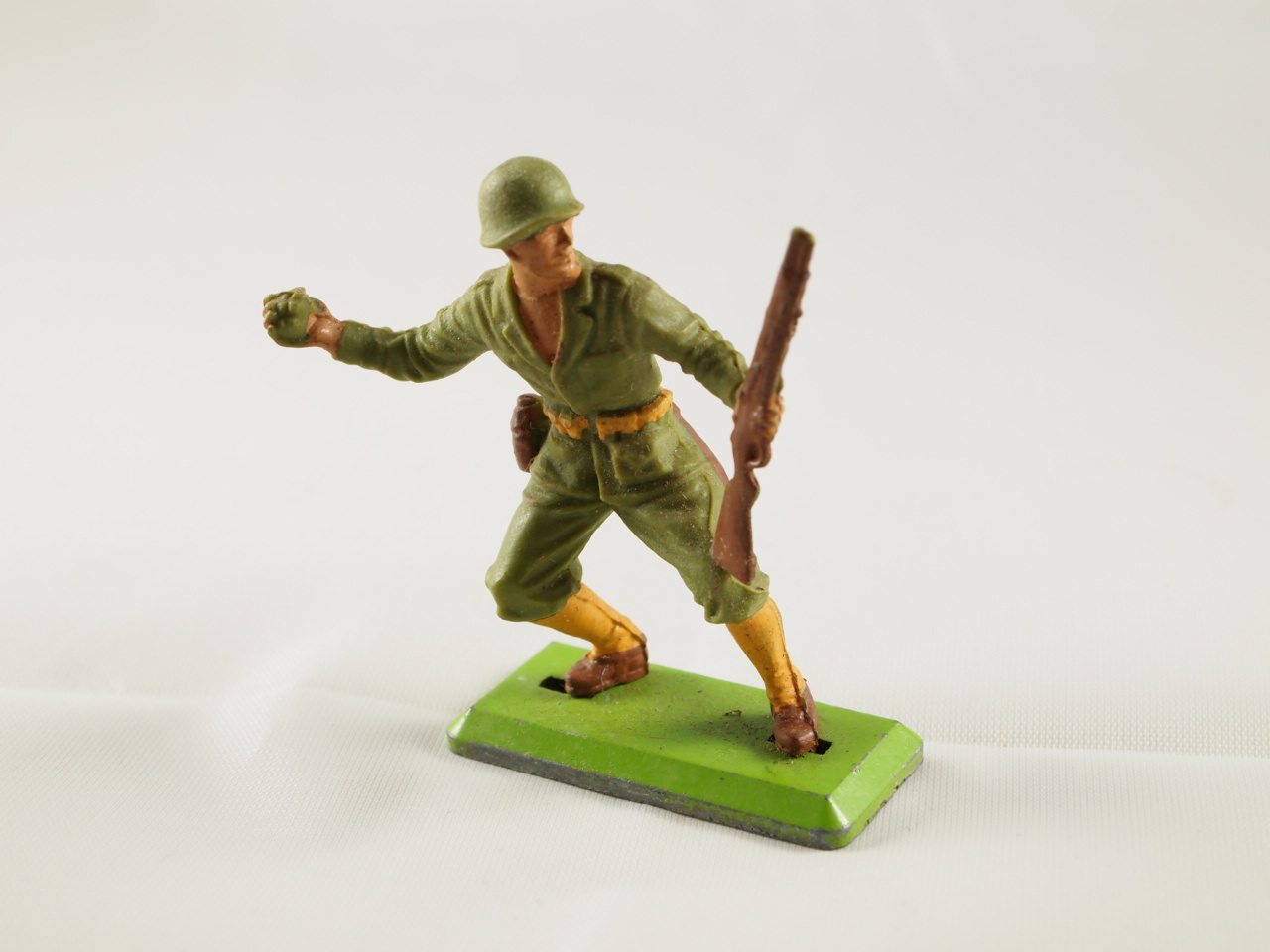 Britains - WWII American Soldier - Throwing Grenade