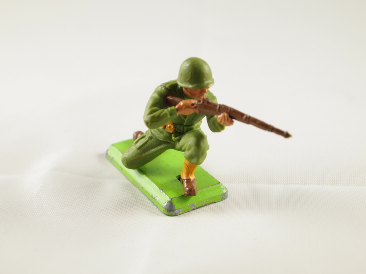 Britains - WWII American Soldier - Kneeling firing rifle