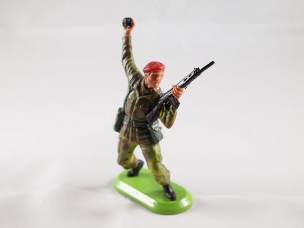 Britains - Super Deetail - Red Beret Paratrooper - Throwing Grenade