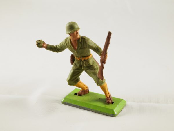 Britains – WWII American Soldier – Throwing Grenade